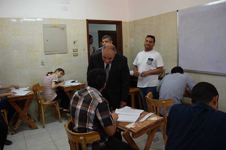 رئيس جامعة سوهاج يواصل تفقده لامتحانات نهاية العام