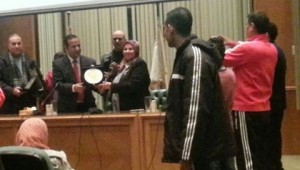 حقوق المنصورة تسلم درع اﻻتحاد لرئيس بعثة جامعة سوهاج