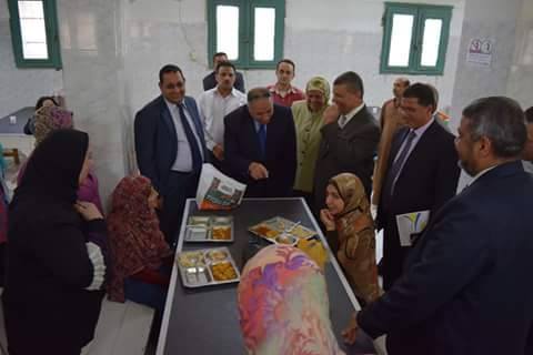 رئيس الجامعة يقوم بزيارة مفاجئة لمطعم المدينة الجامعية