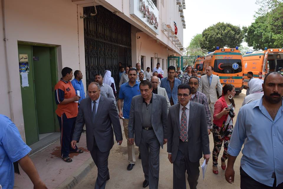 رئيس جامعة سوهاج في جولة تفقدية للمستشفي الجامعي