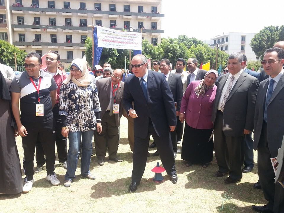 مشاركة رئيس الجامعة وفود الجامعات المشاركة في الألعاب الشعبية القديمة