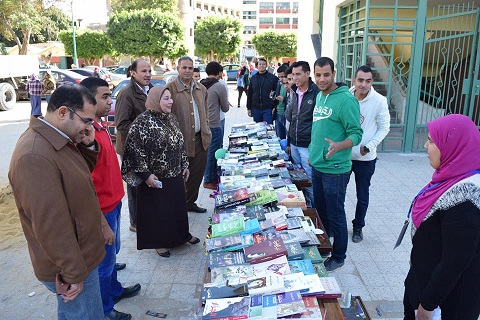 معرض للكتب بكلية الصيدلة جامعة سوهاج