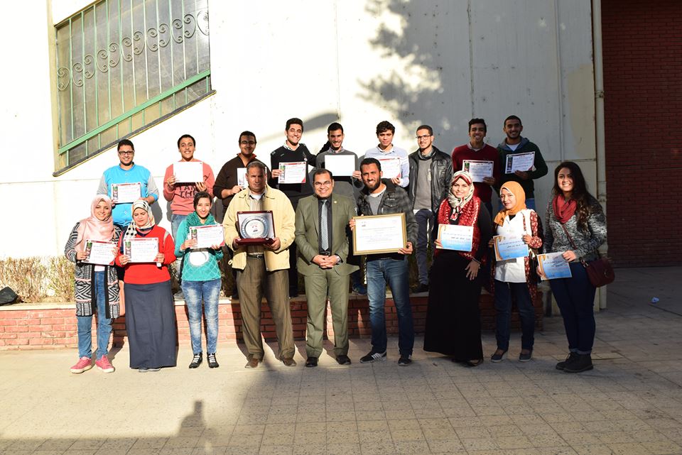 بالصور … تكريم عميد الكلية للطلاب الفائزين في المسابقات على مستوى الجامعة