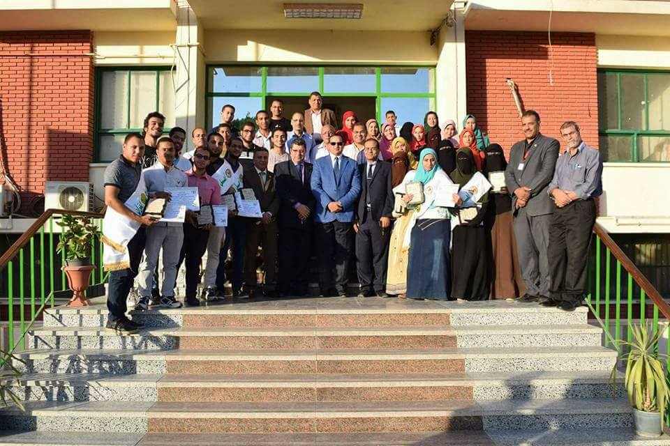 تكريم السيد الأستاذ الدكتور أحمد عزيز لطلاب كلية الصيدلة