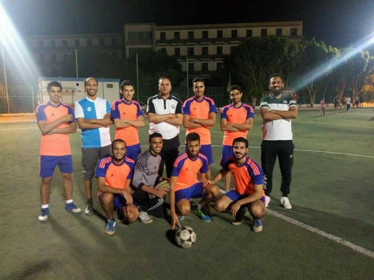 صورة تذكارية لفريق الكلية لكرة القدم الخماسية مع السيد الأستاذ الدكتور أحمد عزيز