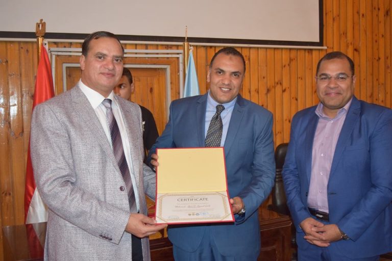 صيدلة سوهاج تختتم دورتها التدريبية فى التحاليل الطبية والطرق الحديثة للعلاج