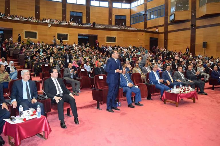 تكريم ضيوف الجامعة وقيادات الجامعة السابقة والحالية بحفل عيد الخريجين الأول