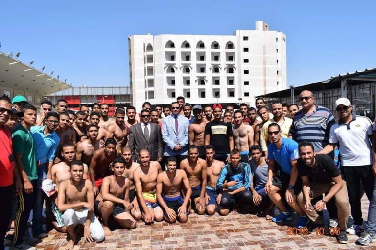 مشاركة طلاب الصيدلة فى بطولة الجامعة للسباحة
