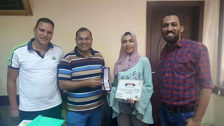 تكريم الأستاذ محمود المنشاوى للطالبة آلاء نادى