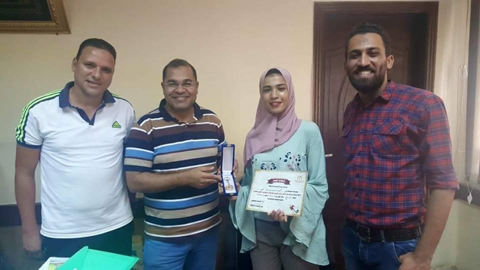 تكريم الأستاذ محمود المنشاوى للطالبة آلاء نادى