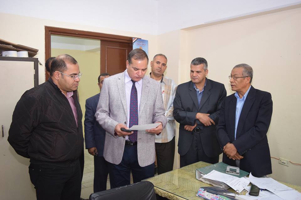 الدكتور أحمد عزيز عبد المنعم خلال جولة صباح اليوم لكلية الصيدلة