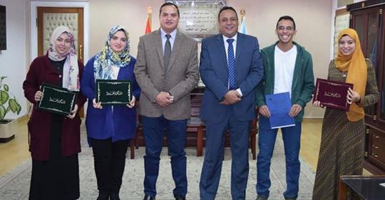 تكريم الدكتور أحمد عزيز عبد المنعم للفريق البحثى الطلابى بكلية الصيدلة