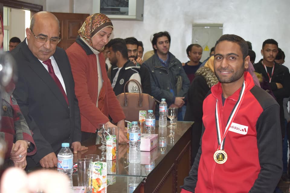 عبداللاه و مريم ذهبية و فضية فى مسابقة الشطرنج بملتقي صيادلة مصر