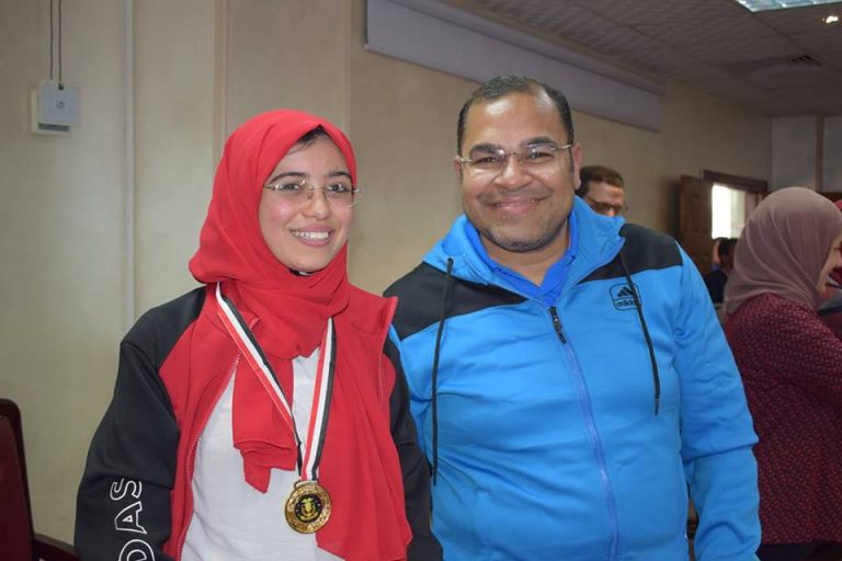 آية كمال وذهبية فى مسابقة البحث العلمي بملتقي صيادلة مصر