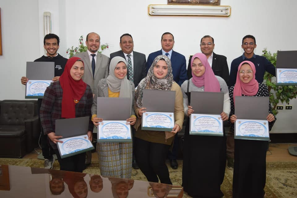 جامعة سوهاج تكرم طلاب الصيدلة الفائزين في “المؤتمر البحثي الطلابي الثامن” بالمنصورة