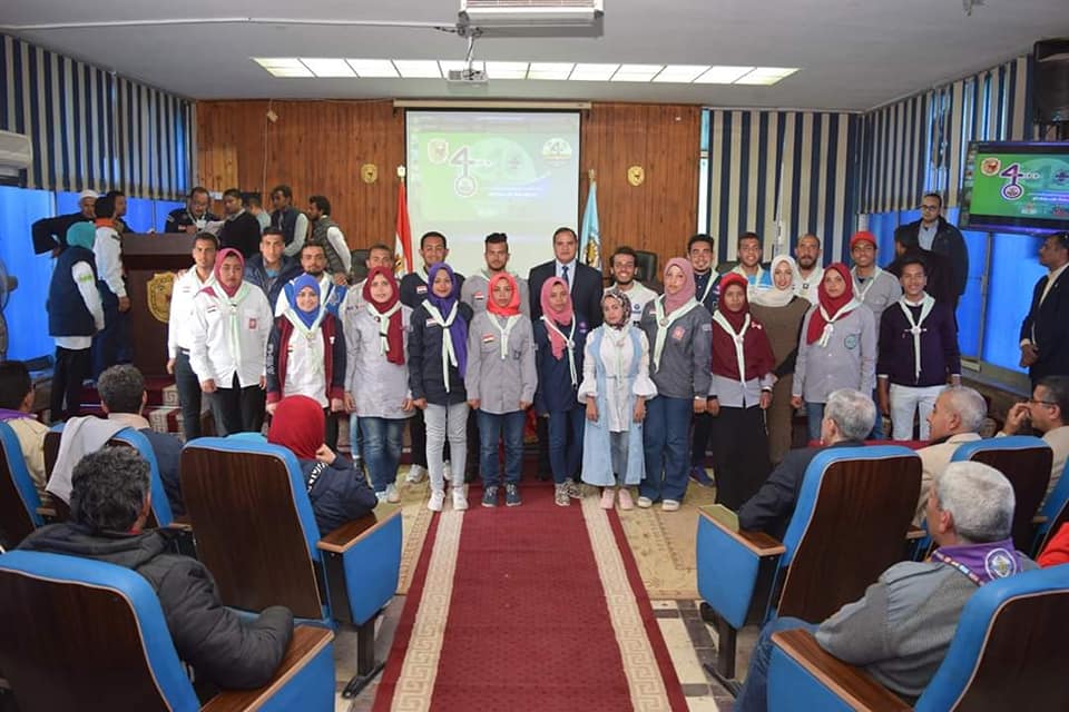 👈 تكريم معالي الأستاذ الدكتور أحمد عزيز عبد المنعم رئيس الجامعة لعشيرة جوالة صيدلة