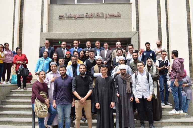 👈 المنشاوي و صلاح يشاهدان ليل الجنوب ♥️