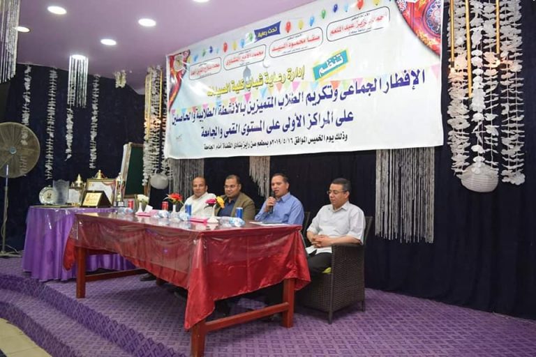 👈السيد الأستاذ الدكتور أحمد عزيز عبد المنعم رئيس الجامعة يشارك طلاب و طالبات كلية الصيدلة بالإفطار الجماعي 💪❤️