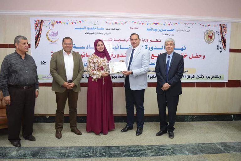 تكريم معالى الأستاذ الدكتورأحمد عزيز عبد المنعم لأبناء الكلية الحاصلين على المراكز الأولى في الأنشطة الطلابية بالجامعة .
