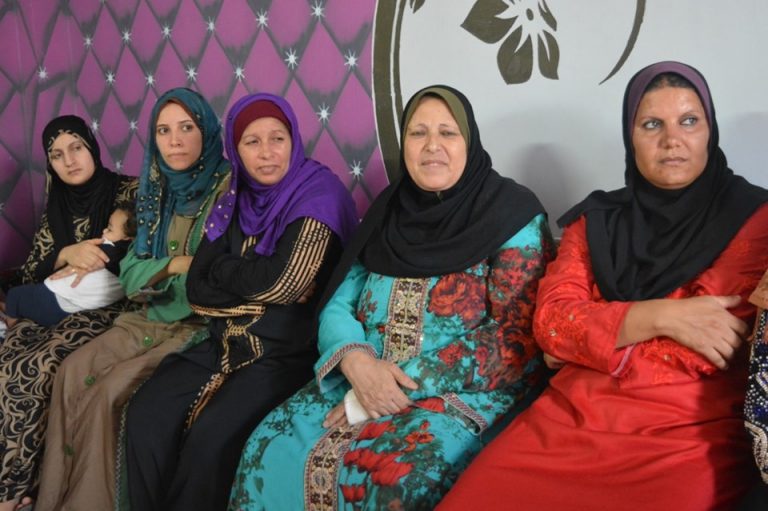 طلاب صيدلة سوهاج ينظمون حملة توعوية عن الصحة الإنجابية بقرية إدفا
