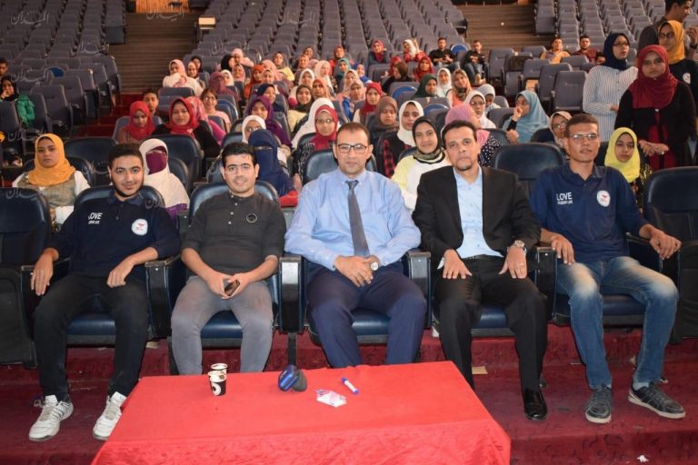 «صيدلة سوهاج» تختتم فعاليات دورة “المضادات الحيوية و مشاكلها”