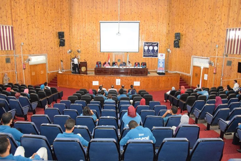 جامعة سوهاج تكرم طلاب الإتحاد المصرى لكلية الصيدلة الأفضل على مستوى الجمهورية