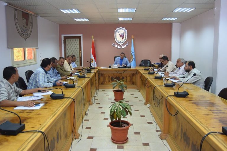 *جامعة سوهاج و المقاولون العرب يبحثان الجدول الزمني لتسليم المنشآت الجديدة*