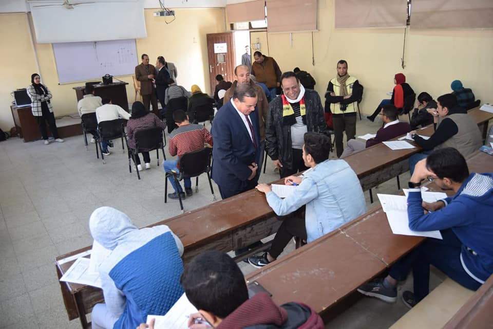 رئيس جامعة سوهاج يتابع أعمال التصحيح الإلكتروني بكلية الصيدلة