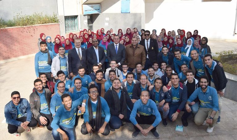 طلابEPSFيلتقطون صورة تذكارية مع الأستاذ الدكتور أحمد عزيز عبد المنعم رئيس الجامعة