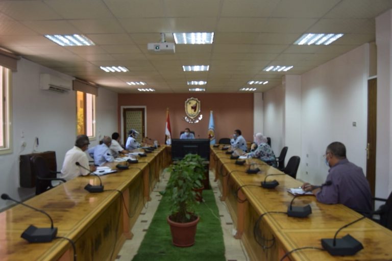 *رئيس جامعة سوهاج يناقش مع إدارة السيارات الإجراءات الإحترازية خلال نقل الطلاب لمقر إمتحاناتهم*