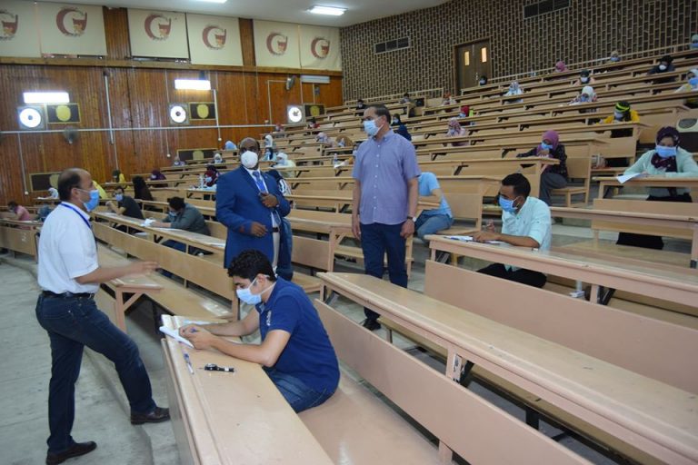 رئيس جامعة سوهاج يستكمل جولاته اليومية لمتابعة أعمال الإمتحانات بأربع كليات