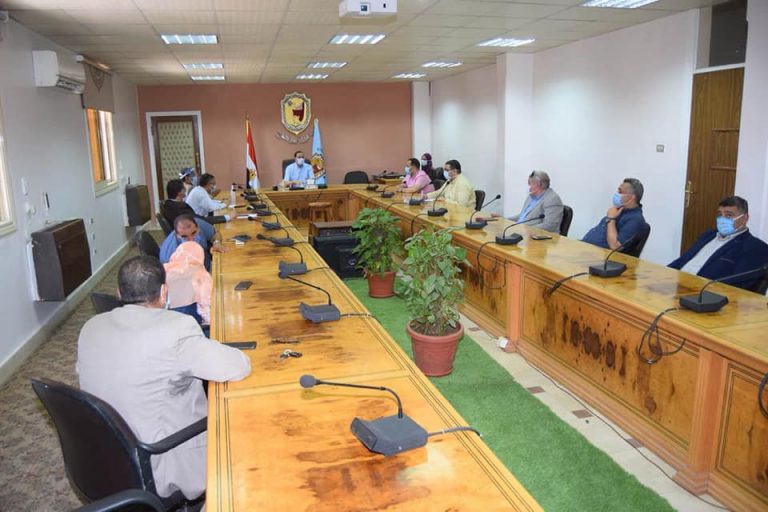 رئيس جامعة سوهاج يناقش الإستعدادات النهائية لإفتتاح المستشفى الجامعى الجديد