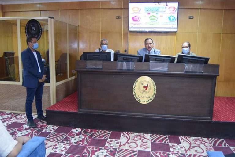 جامعة سوهاج تنظم دورة تدريبية عن يوم سلامة الغذاء بمشاركة 93 من طلاب الزراعة*