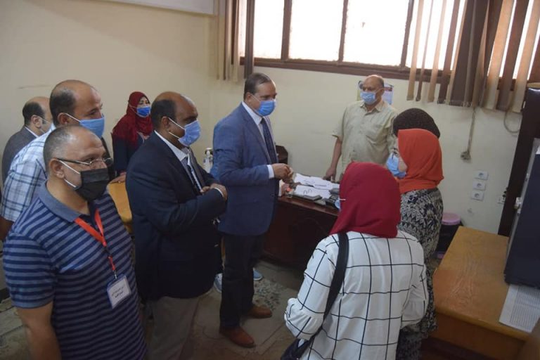 *رئيس جامعة سوهاج يتابع تقديمات الفرقه الأولى بكلية الصيدلة*