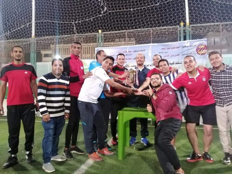 فوز فريق النسور بالمركز الأول وكأس البطولة فى كرة القدم الخماسى لطلاب الصيدلة الإكلينيكية