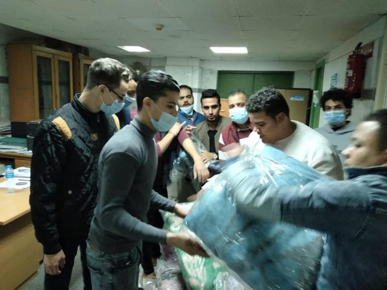 إتحاد طلاب جامعة سوهاج يوزع ١٠٠ بطانية لمرافقي حادث قطار طهطا ويشرف على تواصل حملة التبرع بالدم