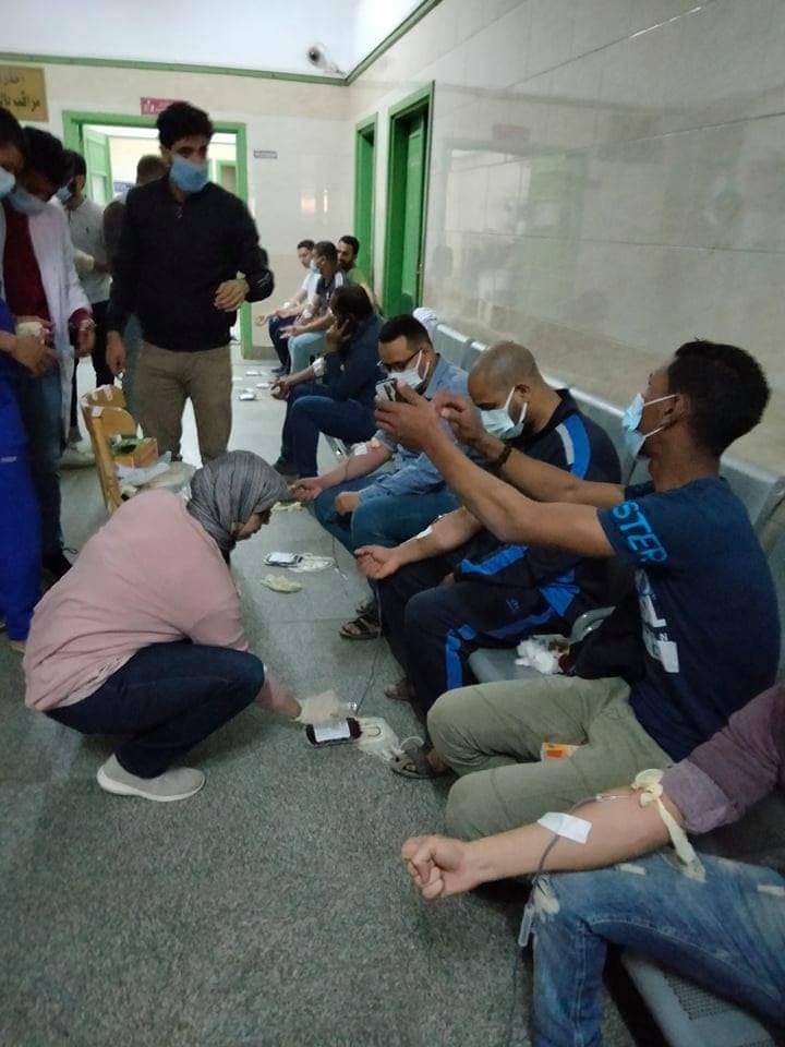 طلاب جامعة سوهاج يقوموا بالتبرع بالدم لصالح مصابي قطار طهطا
