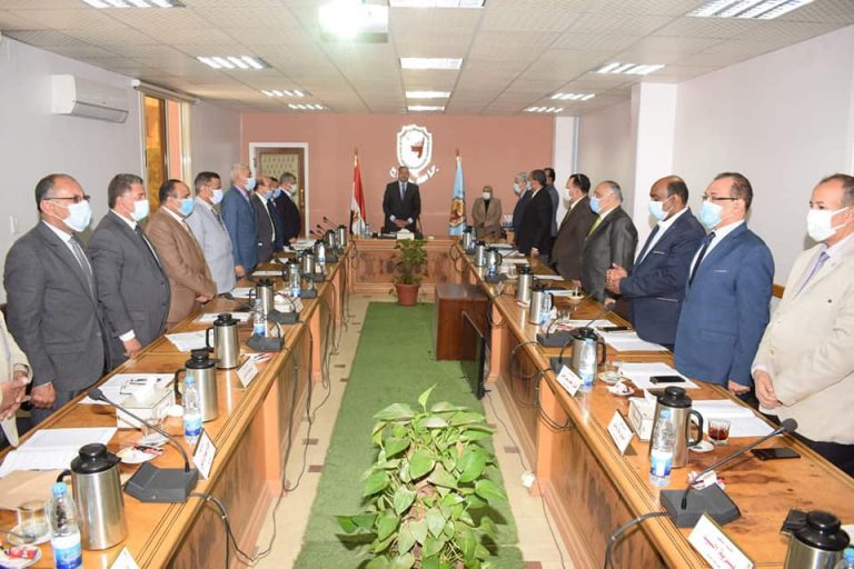 وقوف مجلس جامعة سوهاج  دقيقة حداد علي أرواح ضحايا قطار طهطا مع تعليق الأنشطة لمدة ثلاثة أيام
