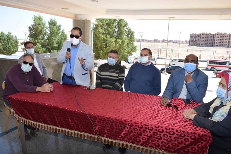 رئيس جامعة سوهاج يلتقي بطالبات المدينة الجامعية للإطمئنان على إستقرار الأوضاع المعيشية والصحية