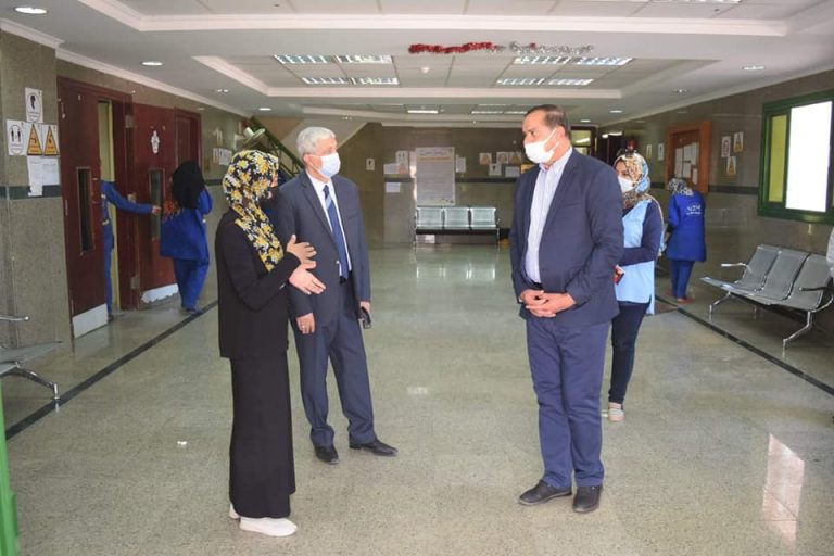 رئيس جامعة سوهاج يتفقد المدينة الجامعية للطالبات ويتأكد من جودة الطعام