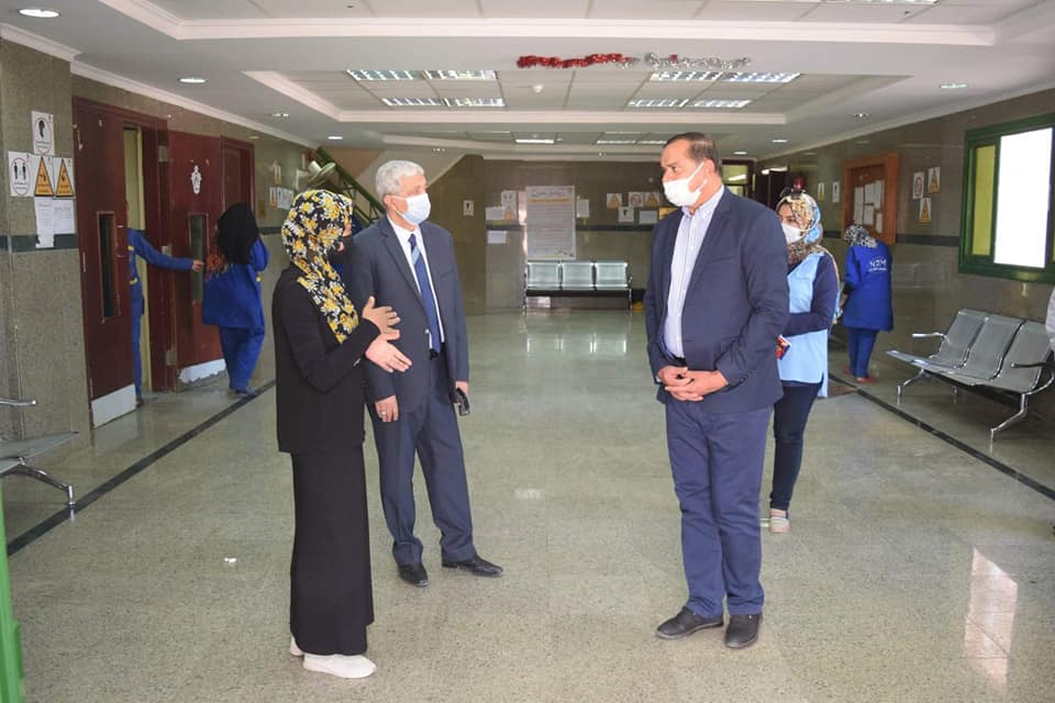 رئيس جامعة سوهاج يتفقد المدينة الجامعية للطالبات ويتأكد من جودة الطعام