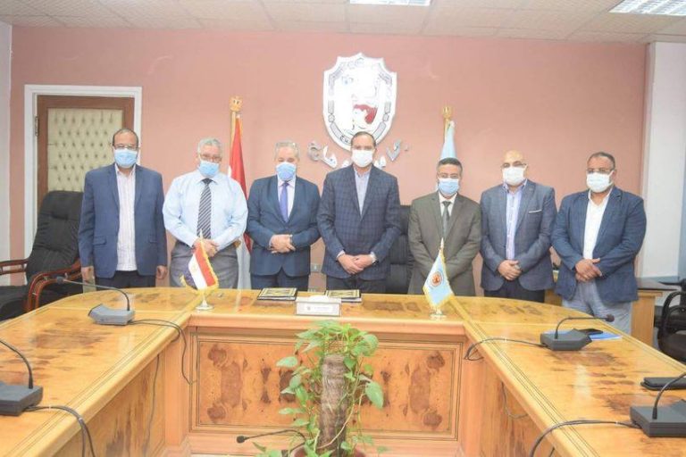 توقيع معالي الأستاذ الدكتور رئيس الجامعة على عقد إعداد الإدارة المركزية وعدد 6 كليات للحصول علي شهادة الأيزو 21001:2018