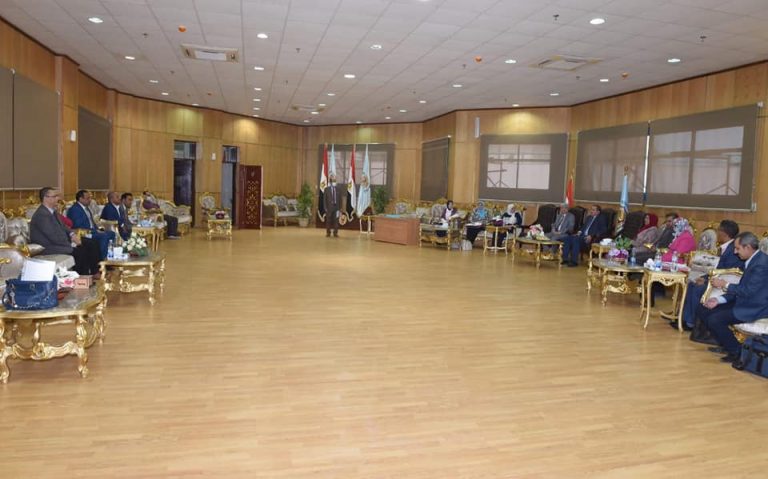 جامعة سوهاج تكرم أعضاء اللجنة المنظمة للمؤتمر العلمي السادس لشباب الباحثين