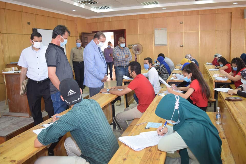 متابعة الأستاذ الدكتور أحمد عزيز رئيس جامعة سوهاج ظهر اليوم سير أعمال إمتحانات الفصل الدراسي الثاني بكلية الطب البيطري