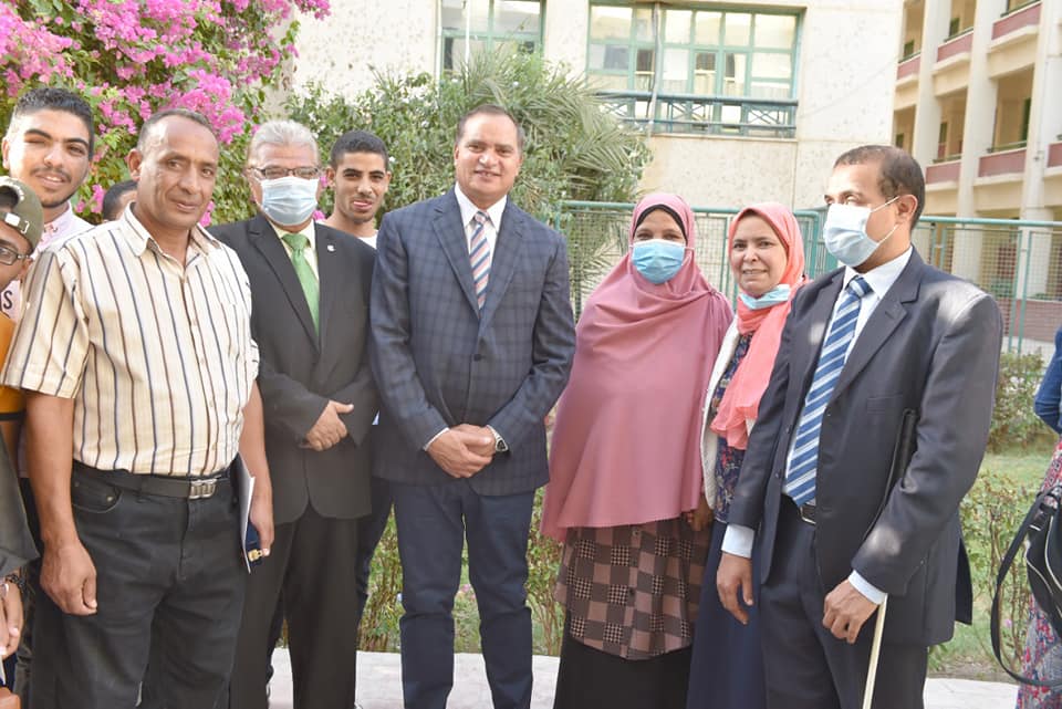 تكريم 11 طالب من “ذوي الهمم” بجامعة سوهاج أجادوا استخدام “الحاسب الآلي” بدون مرافق.