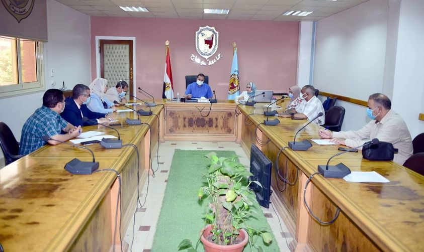 مجلس إدارة مركز الحرف اليدوية والصناعات البيئية بجامعة سوهاج يستعرض خطة عمله المرحلة القادمة