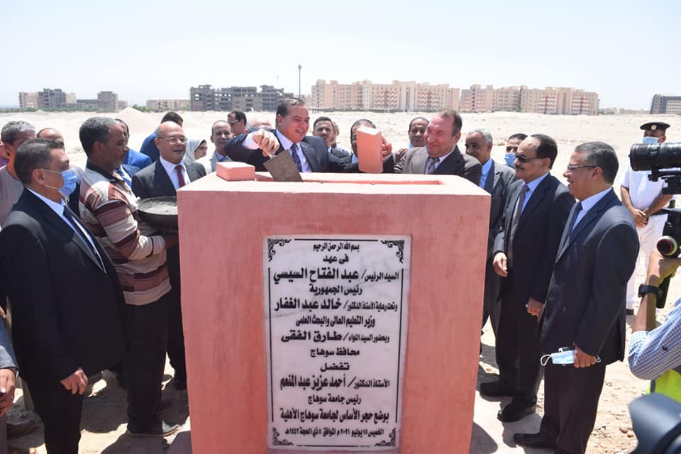 بالفيديو : احتفالاً باليوبيل الذهبي لجامعة سوهاج وبحضور القيادات السابقة.. افتتاح منشآت المقر الجديد