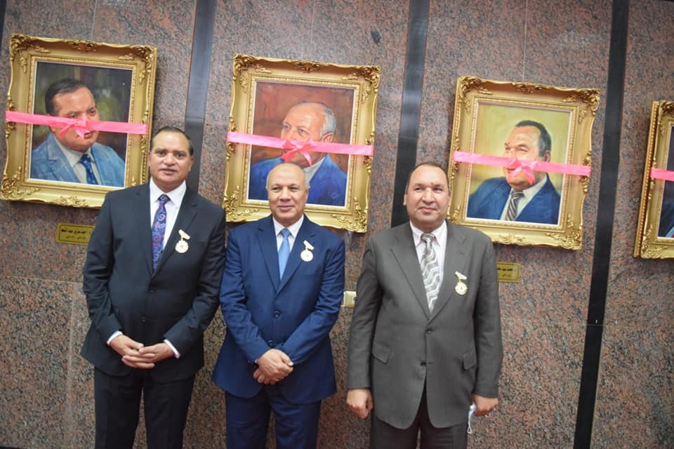 بالفيديو: محافظ سوهاج ورئيس الجامعة وقيادات الجامعة خلال افتتاح المعرض الفني