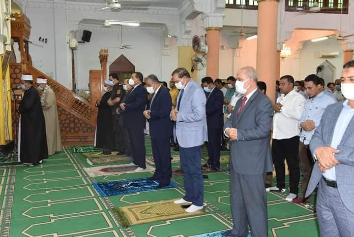 بالفيديو:محافظ سوهاج ورئيس الجامعة يؤديان صلاة عيد الأضحى المبارك بمسجد الشرطة