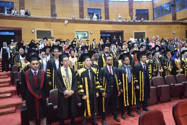 رئيس جامعة سوهاج يشهد حفل تخرج الدفعة الثالثة من كلية الصيدلة